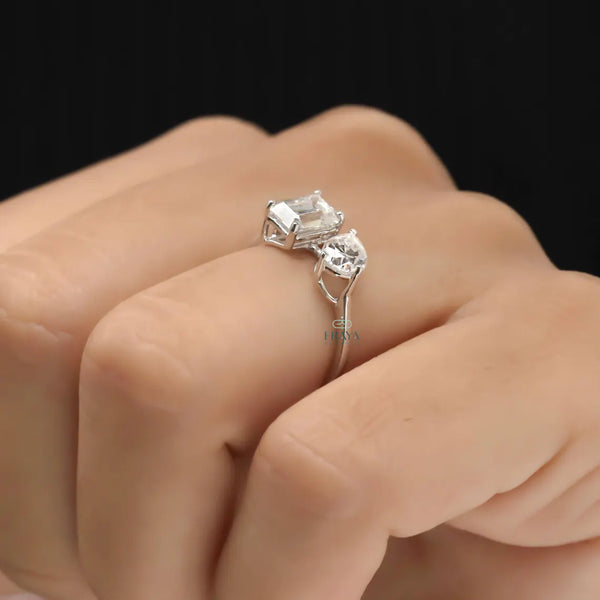 Toi et Moi Design Ring Emerald Diamond